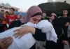 سيدة فلسطينية تودع طفلها الشهيدفي غزة