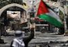 رفع علم فلسطين أمام مخيم جنين.jpg