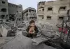طفل فلسطيني وسط الدمار في غزة.webp