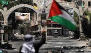 رفع علم فلسطين أمام مخيم جنين.jpg