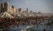 آلاف المصطافين على بحر غزة الملوث.jpg