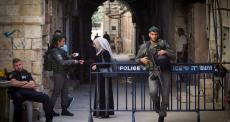 حاجز للاحتلال وتدقيق في بطاقات الفلسطينيين على أبواب الأقصى.jpg