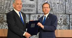 الرئيس الإسرائيلي هرتسوغ (يمين الصورة) خلال تسليم نتنياهو (يسار) كتاب تكليف الحكومة.jpg