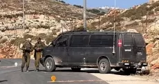 إغلاق مدخل قرية المغير