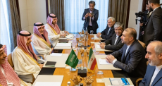 لقاء جمع وزراء خارجية ايران والسعودية.png