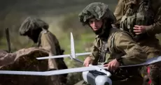 جندي إسرائيلي رفقة طائرة مسيرة.webp