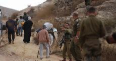 خلال منع المزارعين الفلسطينيين من الوصول لأراضيهم في الضفة الغربية.jpg