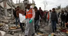طواقم الإسعاف في غزة تنتشل جثامين من تحت الأنقاض.