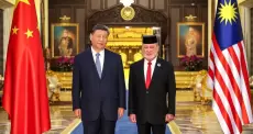 السلطان إبراهيم (ماليزيا) والرئيس الصيني شي جين.webp