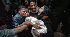 عائلة فلسطينية تودع طفلها الشهيد في غزة