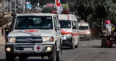 سيارة للصليب الأحمر أثناء مرافقتها لسيارات إسعاف فلسطينية تنقل جرحى من غزة باتجاه مصر