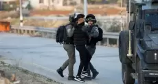 جنود الاحتلال خلال اعتقال فلسطيني في الضفة الغربية