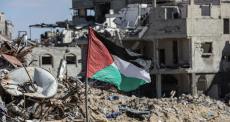 رفع علم فلسطين قرب منازل مدمرة بغزة
