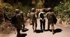 اعتقال فلسطيني من منزله في الضفة الغربية