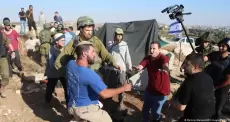 مستوطنون متطرفون يعتدون على فلسطينيين في الضفة الغربية