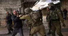 جنود الاحتلال يعتدون على مواطن فلسطيني في الضفة المحتلة