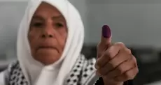 فلسطينية عقب الإدلاء بصوتها في الانتخابات المحلية