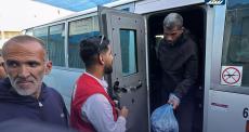 وصول خمسة أسرى فلسطينيين إلى مستشفى شهداء الأقصى في دير البلح وسط قطاع غزة5.jpg
