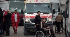 عدد من مرضى وجرحى غزة يغادرون القطاع للعلاج في الخارج