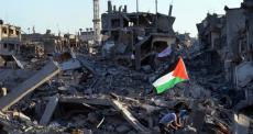طفلان يرفعان علم فلسطين وسط الدمار في غزة.jpg