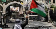 رفع علم فلسطين أمام مخيم جنين.jpg
