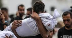مواطن يودع طفله الشهيد في غزة