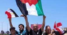 علم فلسطين يتصدر احتفالات استقبال المنتخب المصري
