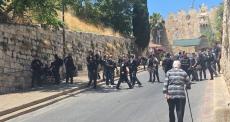 الاحتلال يعتدي على جنازة شاب في القدس