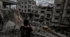 صورة أرشيفية للدمار في مربع سكني بقطاع غزة.webp