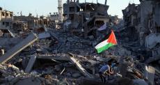 رفع علم فلسطين وسط الدمار في غزة