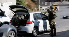 قوات الاحتلال تفتش مركبة فلسطينية.webp