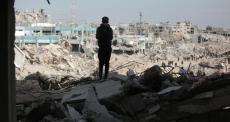 طفل فلسطيني يقف وسط أنقاض مبان مدمرة في قطاع غزة