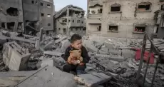 طفل فلسطيني وسط الدمار في غزة.webp