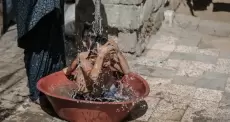 فلسطينية تُنعش الأجواء قليلا على أطفالها.webp