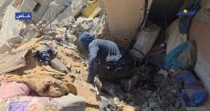 بين أنقاض منزله بخان يونس، يبحث عبد الرحمن عن فراش وأغطية لخيمته في المواصي