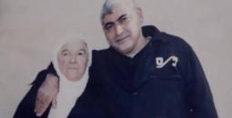 الأسير أبو مخ ووالدته خلال زيارة له في سجون الاحتلال