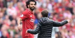 salah-and-a-young-fan_1i2tbb8x8yxumzmob1laf06o3.jpg