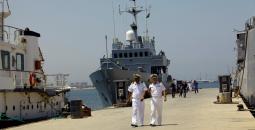 1068024-لانش-البحرية-الليبية-يرسو-أمام-السفينة-الإيطالية.jpg