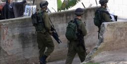 قوات الاحتلال الاسرائيلي خلال اقتحامها لأحد القرى الفلسطينية