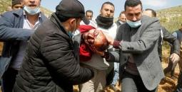فلسطينيون يحملون جثمان الشهيد عاطف حنايشة بعد إصابته بالرصاص