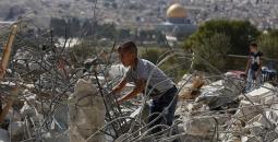 طفل فلسطيني يقف على أنقاض منزله في مدينة القدس
