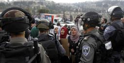 2015_10_15-israeli-security-forces-stand-next-to-palestinian-women151014_mua_00-9.jpg