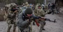 مدنيون في كييف يتلقون تدريبا على السلاح تحسبا للغزو الروسي