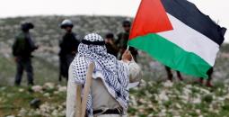 مُسن فلسطيني في مواجهة سلمية لقوات الاحتلال.jpeg