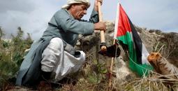 مُسن فلسطيني يعمر أرضه