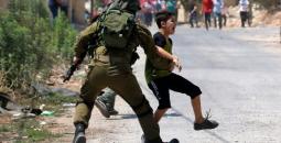 اعتقال طفل فلسطيني من قبل جندي إسرائيلي.jpg