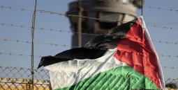 علم فلسطين قرب سجن عوفر.jpg