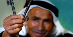 فلسطيني يحمل مفتاح العودة