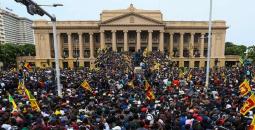 تظاهرة ضخمة أمام مكاتب الرئيس راجابكسا في سريلانكا.jpg