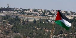 علم فلسطين أمام مستوطنة تابعة للاحتلال.jpg